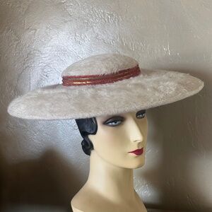 SUPERB 1950's IVORY FURRY FELT CART WHEEL HAT + RED/GOLD BAND